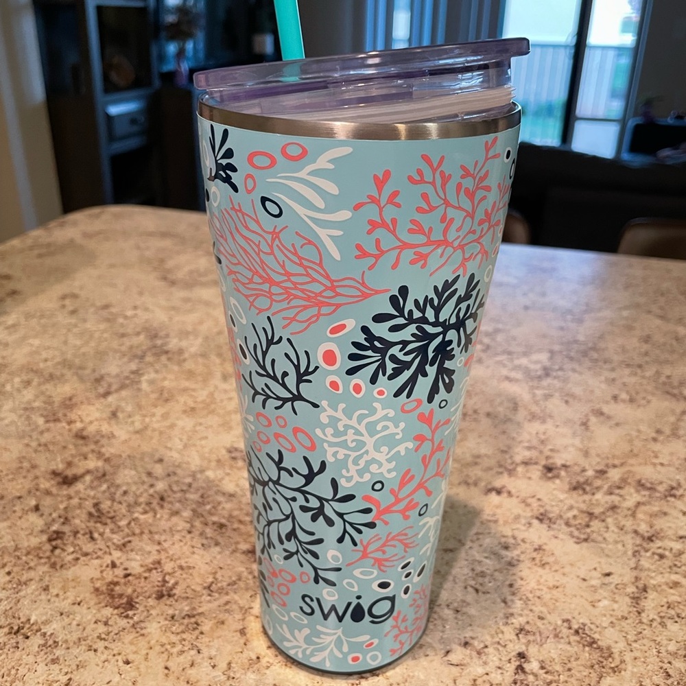 SWIG!  32oz, only used a handful of times, Comes with a brand new straw!